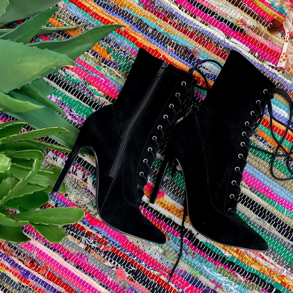 Steve Madden Satisfied Lace Up Suede Black Boot 7